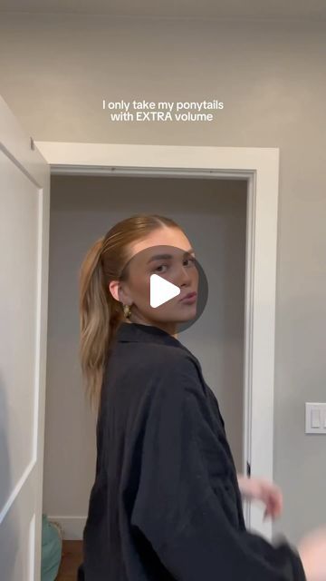 Magazine Old Money on Instagram: "pull through ponytail is a game changer 😍

#hair #hairtutorial #updo #hairstyles #haireducation #hairtransformation #hairfashion #hairstylist #hairart #haircolor #hairstyle #naturalhair 
#haircut #blondehair #blonde" Pull Through Ponytail, Ponytail Hack, Voluminous Ponytail, Fashion Fail, Updo Hairstyles, Pull Through, Hair Art, Hair Transformation, Ponytail Hairstyles