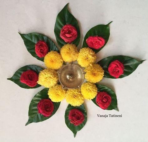 Floral Rangoli Designs, Deepavali Decorations, Rangoli Designs Ideas, Leaf Decor Wedding, Simple Flower Rangoli, Home Flower Decor, Rangoli Designs Simple Diwali, Diy Floral Decor, Diwali Decorations At Home