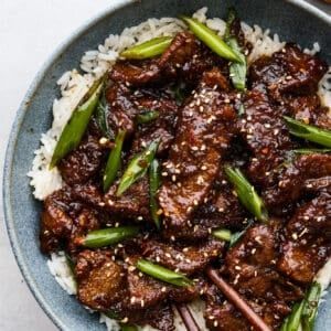 Super Easy Mongolian Beef (Tastes Just like P.F. Chang's!) - The Recipe Critic Easy Mongolian Beef, Mongolian Beef Recipe, Lunch Dishes, P F Chang, Easy Beef And Broccoli, Creamed Beef, Mongolian Beef Recipes, Beef Marinade, Ground Beef And Potatoes