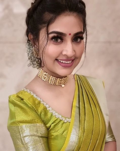 Sneha Saree, Sneha Prasanna, Lichi Silk Saree, Bookshelf Headboard, Saree Hairstyles, Blouse Designs High Neck, Anarkali Dresses, New Saree Blouse Designs, Latest Model Blouse Designs