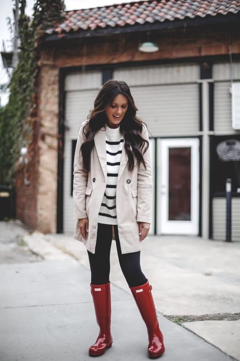 https://www.thefashionsessions.com/fashion/ways-to-wear-hunter-boots/ Silver Hunter Boots Outfit, How To Wear Hunter Boots Outfits, Hunter Boots Christmas Outfit, Knee High Hunter Boots Outfit, Hunter Rainboots Outfit Winter, Hunter Boots Style, Welly Boot Outfit, Green Rain Boots Outfit, Short Rainboots Outfit