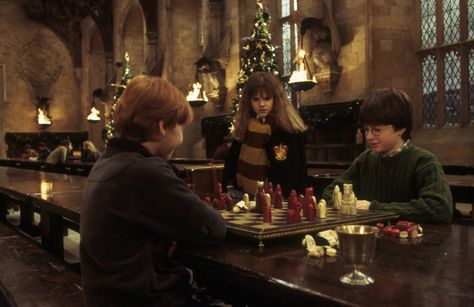 How Ron Weasley’s wizard chess match showed his true potential - Pottermore Harry Potter Weihnachten, Christmas At Hogwarts, Wizard Chess, Hp Christmas, Harry Potter Vibes, Christmas Widgets, Chris Columbus, Robbie Coltrane, Hogwarts Christmas