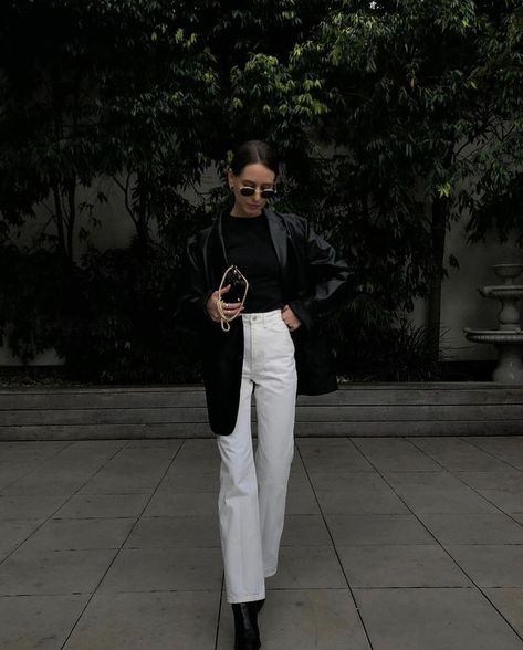 White Jeans Outfit Winter, Jess Alizzi, Wide Leg Outfit, Straight Jeans Outfit, White Jeans Winter, Straight Leg Jeans Outfits, Wide Leg Jeans Outfit, Legs Outfit, Outfits Con Jeans