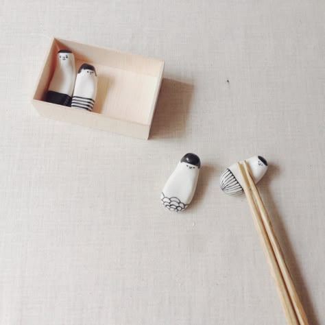 Diy Clay Chopstick Holder, Cute Chopstick Holders, Diy Chopstick Holder, Chopsticks Stand, Joululahjat Diy, Ceramic Brush, Diy Air Dry Clay, Chopstick Holder, Diy Ceramic