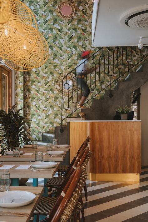 Vaissie Studio’s now-empty Cartagena spaces remind us of ‘La Fantástica’s pre-pandemic era Restaurant Booths, Trendy Restaurant, Teal Tile, Bar Design Awards, Handcrafted Decor, Bar Design Restaurant, French Bistro, Entry Foyer, Colonial House