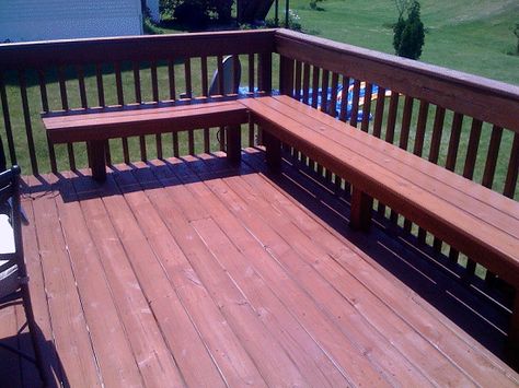 deck bench seat upper view Deck Bench Seating, Deck Benches, Wood Deck Designs, Pergola Patio Ideas, Deck Bench, Diy Benches, Deck Railing Ideas, Deck Seating, Hardwood Decking