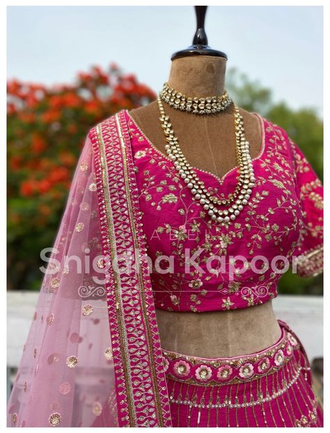 Dark Pink Dupatta, Lehenga Jewellery Ideas, Bridal Dupatta Designs, Pink Blouse Design, Dark Pink Blouse, Golden Lehenga, Pink Bridal Lehenga, Pink Blouse Designs, Indian Wedding Lehenga