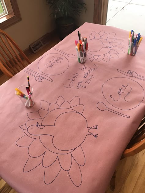 Thanksgiving Table Writing, Kids Table Thanksgiving Ideas, Thanksgiving Kids Table Activities, Craft Paper Thanksgiving Table, Classroom Friendsgiving Ideas, Brown Paper Thanksgiving Table, Thanksgiving Brown Paper Table, Butcher Paper Thanksgiving Table, Thanksgiving Table Paper