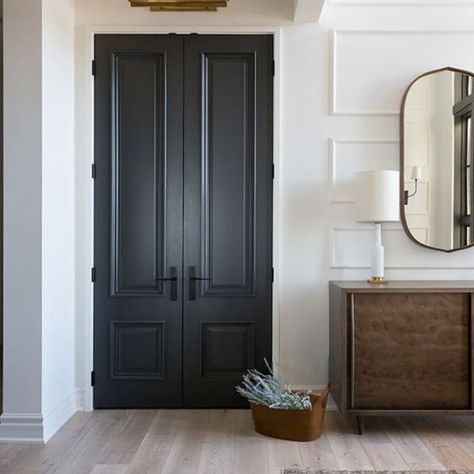 Pretty details @nylafreedesigns — also we rounded up some pillow favorites at the moment on beckiowens.com. 📷 @philcrozier  #Regram via @www.instagram.com/p/B73rCLsDpmL/ Small Entryway Table, Dark Doors, Black Interior Doors, Black Door, Parker House, Black Doors, Place Your Order, Painted Doors, Exquisite Rugs