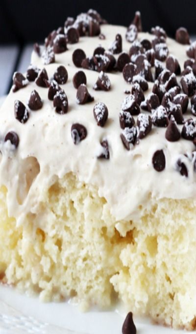 Cannoli Poke Cake, Cannoli Cake, Cannoli Filling, Poke Cake Recipes, Poke Cakes, A Piece Of Cake, Poke Cake, Köstliche Desserts, Cakes And Pies