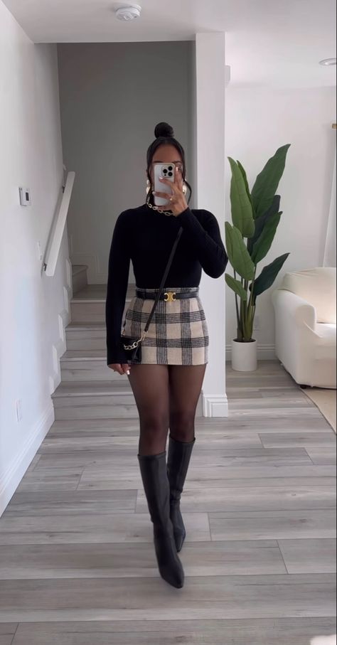 Sophisticated Bar Outfits, Outfits With Black Nylons, What To Wear With Heeled Boots, Winter Outfits Classy Elegant Casual, Short Skirts Winter Outfits, Leather Pant Sweater Outfit, Winter Winery Outfit 2023, Cute Miniskirt Outfits, Skort Outfit Elegant Winter