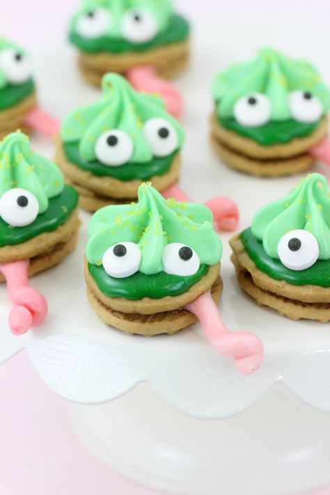 Chameleon cookies, perfect for themed parties and to get excited about The Wild… Chameleon Cookies, Easy Preschool Snacks, Reptile Cake, Bolo Rapunzel, Tangled Birthday Party, Reptile Party, Rapunzel Birthday Party, Good Animated Movies, Tangled Birthday