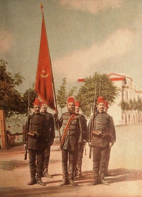 Ottoman Soldier, Ottoman Flag, Military Flags, Turkish Soldier, Colour Party, Ottoman Turks, Central Powers, Empire Ottoman, Ottoman Art