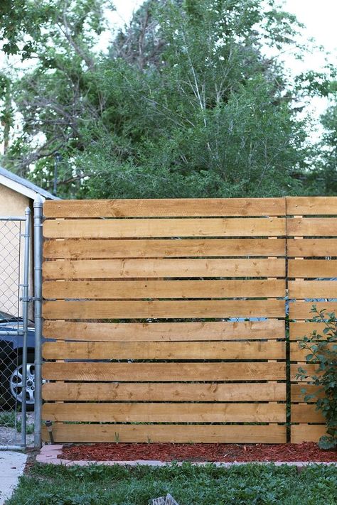 Pagar Modern, Slat Fence, Diy Privacy Fence, Cedar Paneling, Wood Privacy Fence, Rustic Fence, Privacy Fence Designs, Pallet Fence, Horizontal Fence