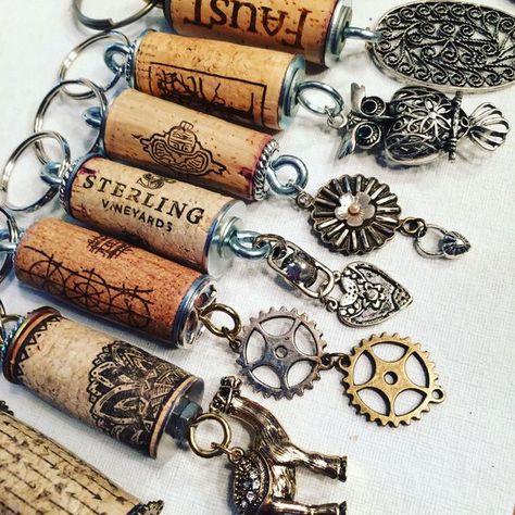 Wine Cork Jewelry, Wine Cork Diy Crafts, Wine Cork Projects, Wine Cork Ornaments, Cork Crafts Diy, Wine Cork Diy, Wine Cork Art, Cork Jewelry, Cork Ornaments