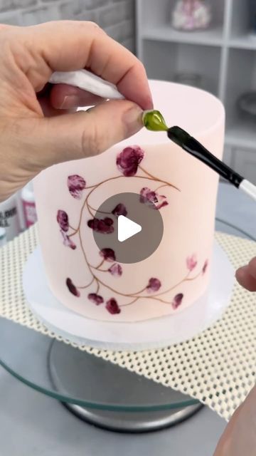 Jinny Maxwell 🇮🇪🇬🇧 on Instagram: "The “bag flower cake” with added realism & ease an amazing way to decorate your cakes. All products available from @the_cake_decorating_co  #bagflower #bagflowercake #flowercake #flowercakes #fondantflowercake #buttercreamflowercake #ad" Piped Flowers On Cake, Real Flower Cake Design, Cake Decorating Ideas Flowers, Flower Cakes Birthday, Cake With Dried Flowers, Rose Cake Design, Fondant Cake Tutorial, Flower Piping, Flower Cake Design