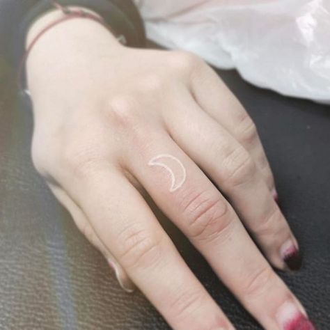 White Finger Tattoos, Tattoo Branca, White Ink Tattoos, Finger Tattoo For Women, White Ink Tattoo, Handpoke Tattoo, Cute Small Tattoos, Diy Tattoo, Wings Tattoo