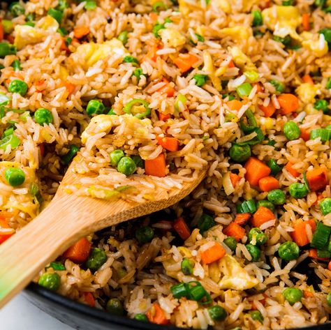 Master the classic Chinese once and for all. Best Fried Rice Recipe, Rice Fried, Making Fried Rice, Seared Chicken Breast, Cheesy Chicken Broccoli, Broiled Chicken, Easy Chicken Breast, Perfect Rice, Leftover Rice