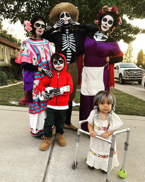 Coco Custom Halloween, Coco Outfit Ideas, Disney Coco Costume, Black Family Costume Ideas, Scary Halloween Costume Ideas Family, Coco Movie Costume Ideas, Diy Coco Costume, Coco Halloween Costume Family, Family Of 6 Costume Ideas