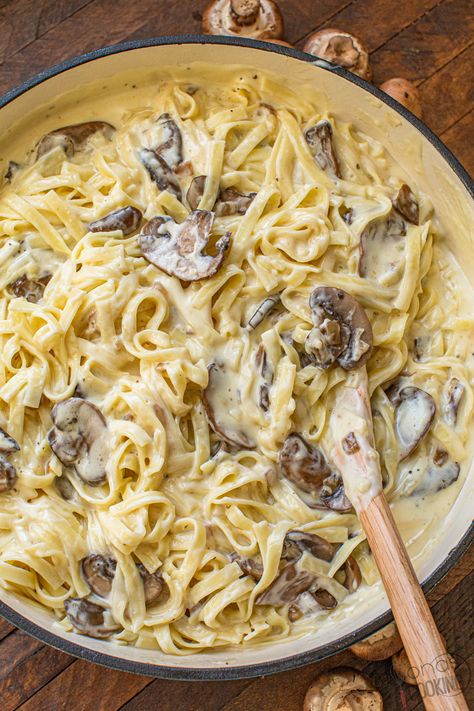 Mushroom Fettuccine Alfredo is the pasta dish the family will love! Ribbons of egg pasta are glided with a rich alfredo sauce made from scratch and entwined with sautéed mushrooms and onions! This Mushroom Alfredo dish is easier than you may think and is melt-in-your-mouth, Delish! #recipe #fettuccine #mushroom Olive Garden Ravioli, Super Easy Lasagna Recipe, Mushroom Fettuccine Alfredo, Pasta Alfredo Receta, Mushroom Fettuccine, Vegetarian Alfredo, Ziti Al Forno, Mushroom Alfredo, Alfredo Sauce Recipe Homemade