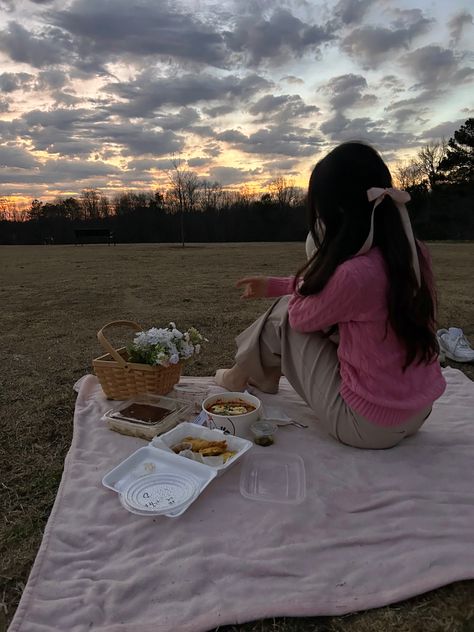 Valentines Picnic Outfit, Picnic Outfit Ideas Winter, Outfit Inspo Korean, Picnic Date Ideas, Picnic Date Outfits, Picnic Pictures, Winter Picnic, Nice Sunset, Outfits For Petite