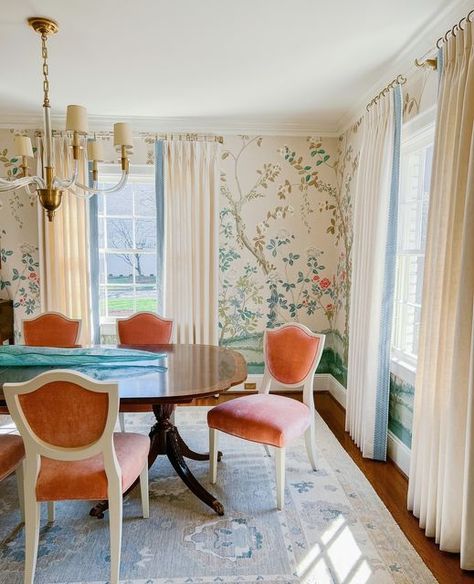 Floral Wallpaper Dining Room Ideas, Chinoiserie Wallpaper Dining Room, Victorian Homes Interior Living Room, Wallpapered Dining Room, Wallpaper Dining Room Ideas, Mural Dining Room, Before And After Dining Room, Chinoiserie Dining Room, Dining Room Murals