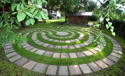 Backyard Labyrinth Ideas, Sacred Geometry Garden, Mosaic Garden Path, Creeping Flowers, Backyard Labyrinth, Labyrinth Ideas, Labyrinth Designs, Circular Garden Design, Garden Labyrinth