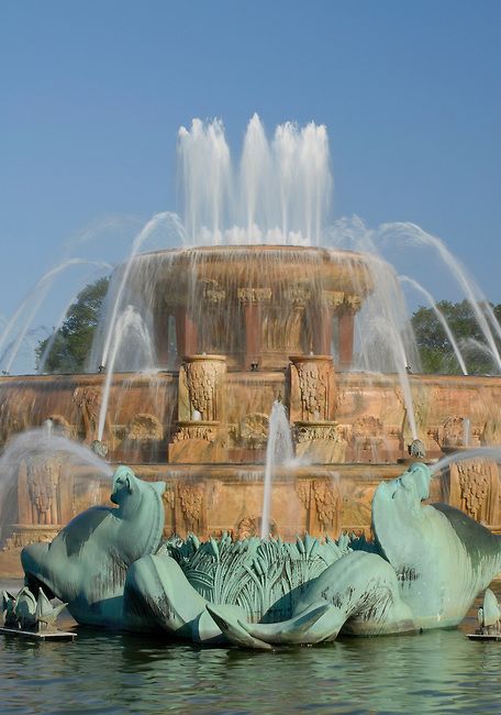 Buckingham Fountain flows all summer in Grant Park on Chicago's Lakefront, Chicago, Illinois Chicago Lakefront, Buckingham Fountain, Bright Blue Sky, Chicago History, Grant Park, Chicago Travel, Chicago Photos, My Kind Of Town, Chicago City