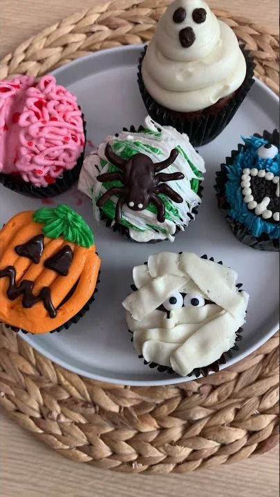 These spooky Halloween cupcakes are the easiest you'll ever make!Halloween Cupcake Decorating Recipe - Ingredients:1 cup self-rising flour1/4 cup unsweetened... Haloween Cupcakes, Halloween Cupcake Decorating, Halloween Cupcakes Decoration, Deco Cupcake, Cupcake Videos, Uhyggelig Halloween, Cupcake Decorating Tips, Halloween Party Snacks, Halloween Fest