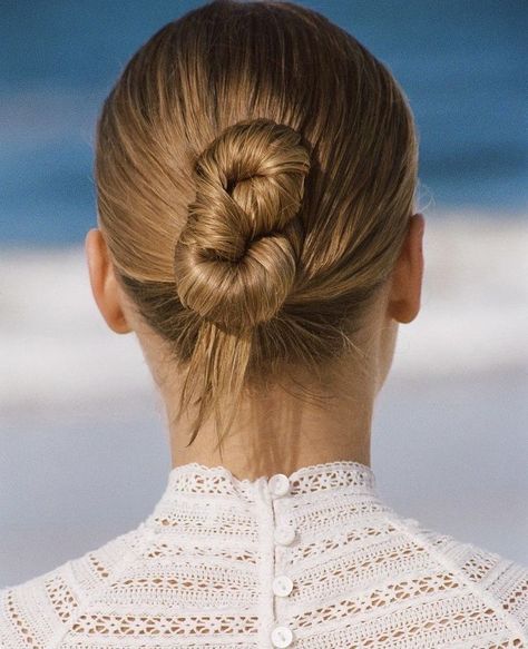 Hair In A Bun, Chignon Hair, Editorial Hair, Hair Arrange, Sleek Hairstyles, Trending Hairstyles, Cool Haircuts, Short Hair Cuts For Women, Bun Hairstyles