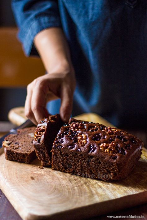 This one bowl Chocolate Walnut Cake can be made using simple ingredients within no time. Deliciousness in every bite, this is a keeper. Chocolate Walnut Cake Recipe, Chocolate Walnut Cake, Chocolate Walnut Brownies, Banana Walnut Cake, Walnut Brownies, Dessert Smoothie, Banana Walnut, Walnut Cake, Ceramic Cookware