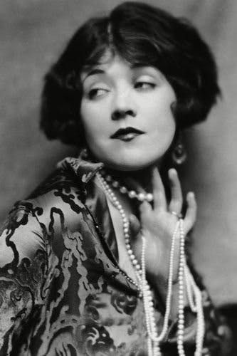 50 Style icons of the 1920s | Stylist 1920s Actresses, Marie Prevost, Curly Crop, The Beautiful And Damned, Gloria Swanson, Short Bobs, Flapper Era, 20th Century Fashion, Flapper Girl