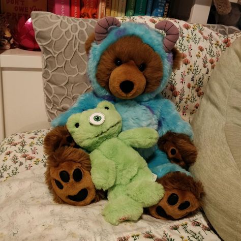 BAB build a bear maple teddy and green frog buddy dressed as Sully and Mike Wazowski, Monsters Inc • styled by @bellybabnfriends on instagram Build A Bears Aesthetic, Build A Bear Ideas, Build A Bear Aesthetic, Maple Hospital, Sully And Mike, Frog Clothes, Bear Aesthetic, Bear Ideas, Build A Bear Outfits