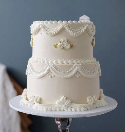 Wedding Cake Monogram, Simple Vintage Wedding Cake, Classic Wedding Cake Vintage, Cake Tingkat, Vintage Style Wedding Cake, Vintage Wedding Cake Designs, Simple Vintage Cake, White Vintage Cake, Heart Cake Designs