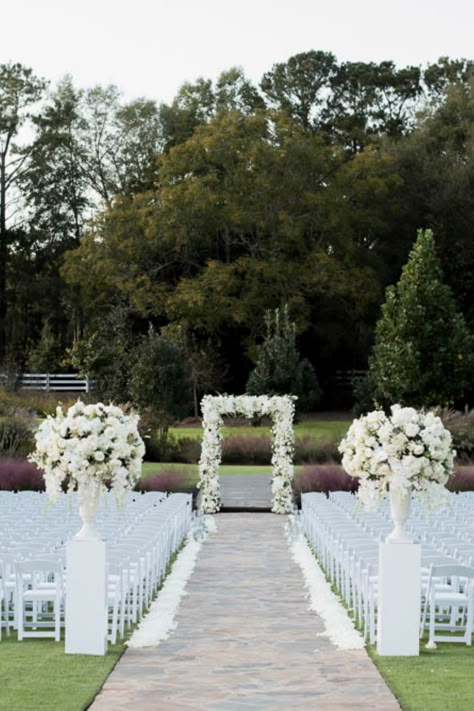 Modern Wedding Isles Decoration, Flower Petal Aisle Runner, Modern Romantic Wedding Ceremony Decor, Ceremony Wedding Decor Outdoor, White Floral Aisle Decor, White Wedding Flowers Isle, Decor Down The Aisle, Wedding Outside Ceremony Decorations, Wedding Flowers Outdoor Ceremony