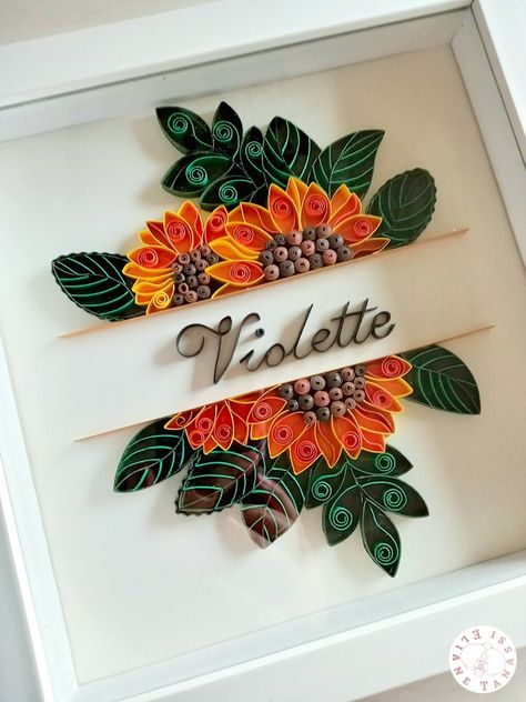 Quilling Name Frame, Quilling Name Plate Ideas, Handmade Bouquet Paper, Paper Quilling Designs Creative, Teknik Quilling, Wool Crafts Diy, Diy Quilling Crafts, Arte Quilling, Paper Quilling For Beginners