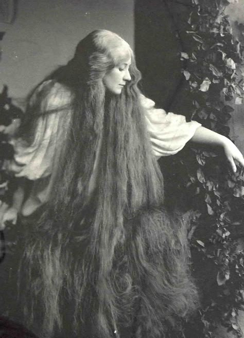 Photos of Victorian women who never cut their hair, 1860-1900 - Rare Historical Photos Vintage Hairstyles For Long Hair, Mary Garden, Woman With Long Hair, Istoria Artei, Portrait Vintage, Victorian Women, Opera Singers, Ansel Adams, Long Straight Hair