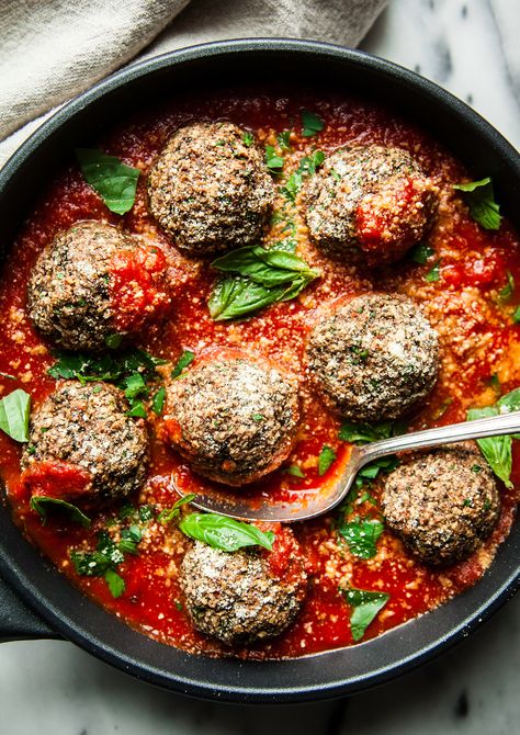 Mushroom Meatballs, Vegan Holiday Recipes, Vegan Meatballs, Vegan Mushroom, Vegan Holidays, Vegetable Drinks, Minced Meat, Healthy Eating Tips, Meatball Recipes