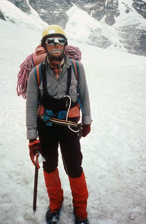 Jerzy Kukuczka - Polish alpine and high-altitude climber. On 18 September 1987, he became the second man, after Reinhold Messner, to climb all fourteen eight-thousanders in the world. Vintage Climbing Photos, Monte Everest, Mountaineering Climbing, Mens Outdoor Clothing, Climbing Gear, Mountain Sports, Mountain Climbers, Vintage Ski, High Altitude