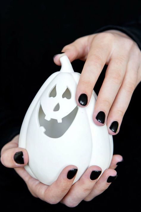 halloween nail art Glamorous Halloween, Halloween Female, Halloween Nail Art Ideas, Creepy Pumpkin, Female Hands, Spooky Spiders, Black Nail Polish, Funny Pumpkins, Hands Holding