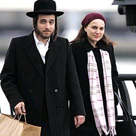 A Hasidic Jewish couple Jewish Nose Women, Ashkenazi Jewish Aesthetic, Orthodox Judaism, Jewish Priestly Garments, Natalie Portman Husband, Natalie Portman Movies, Jewish Movies, Jewish Couple, Jewish Women Fashion