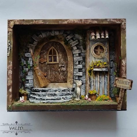 Shadow Box Kunst, Witch Door, Diy Fairy Door, Witches House, Miniature Home, Miniature Diorama, Garden Miniature, Witch Garden, Fairy Garden Designs