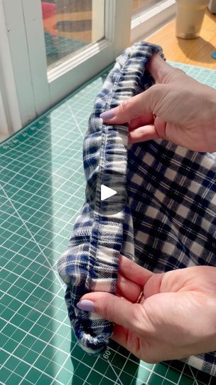 Diy Elastic Waistband Jeans, How To Sew Elastic Waistband, Sewing Elastic Waistband Tutorials, How To Replace Elastic Waistband, Sewing Skirts For Beginners, Sewing Elastic Waistband, Elastic Waistband Tutorial, Elastic For Sewing, Material Crafts