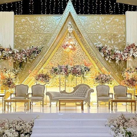 Minang Wedding Decoration, Batak Pride, Pelaminan Minang, Dekor Pelaminan, Dekorasi Wedding, Muslim Wedding Photos, Reception Stage Decor, Undangan Digital, Pre Wedding Photoshoot Outfit