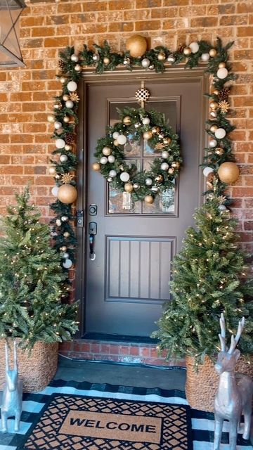 Christmas Fromt Door Garland, Front Door Christmasdecor, Christmas Garland Around Door Frame, Christmas Door Decorations Apartment, Door Frame Christmas Decorations, Small Front Door Christmas Decor, Christmas Outdoor Decor Ideas Entryway, Front Porch Xmas Decorating Ideas, Garland Around Door Frame