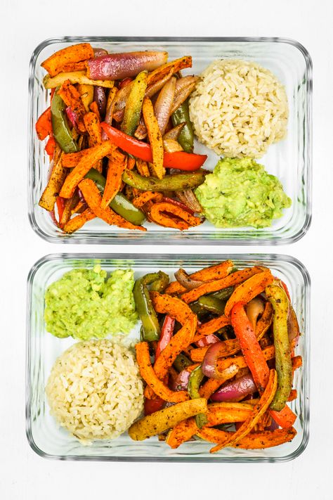 Sweet Potato Fajitas Meal Prep - This is the BEST sweet potato meal prep. It's so EASY! Veggies cook on a sheet pan and the rice gets done at the same time. My go to meal prep lately! Sweet potatoes and bell peppers! Fajitas Meal Prep, Sweet Potato Meal Prep, Potato Meal Prep, Easy Veggies, Best Sweet Potato, Meal Prep For Beginners, Seasoned Veggies, Vegetarian Meal Prep, Makanan Diet