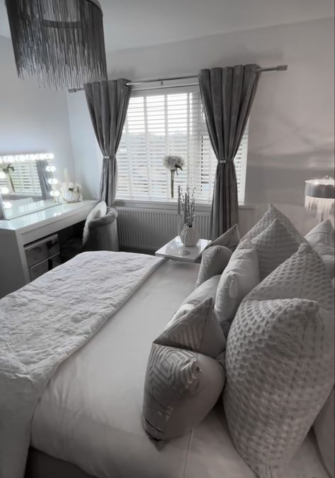 Neutral And Silver Bedroom, Grey White Room Ideas, Simple Grey Room Ideas, Room Ideas Light Grey Walls, Modem Bedroom Ideas, Grey Furniture Bedroom Aesthetic, New Build Bedroom Ideas Uk, Grey Room Inspiration, Uk Room Ideas