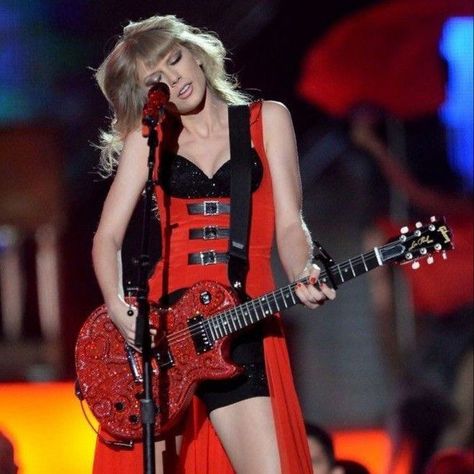 Taylor Swift Red Album, Taylor Swift Guitar, Taylor Swift Red Tour, Taylor Swift Fotos, Swift Tour, Red Tour, Taylor Swift Red, Taylor Swift Outfits, Taylor Swift Hair