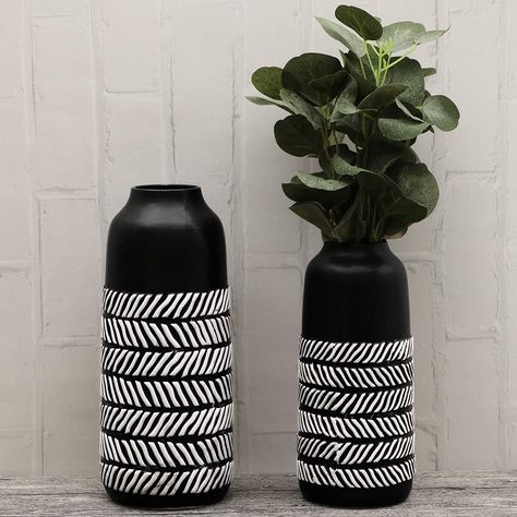 Vase Pattern Design, Black And White Bottle Art, Pot Painting Ideas Black, Boho Bottle Art, Black Bottle Painting, Black Bottle Art, Decor Living Room Table, Shelf Decorations, Classic Vase