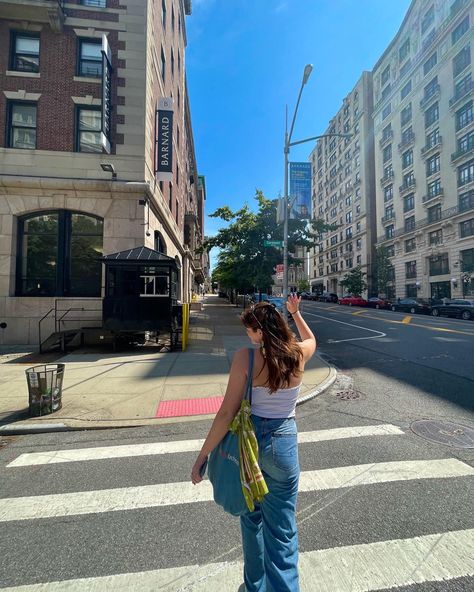 Walking In New York Aesthetic, Candid Outfit Pictures, Candid Girlfriend Picture, Walking In The City Aesthetic, Candid Pics Aesthetic, City Walk Aesthetic, Candid Photography Aesthetic, Candid Photography Women, Candid Photos Aesthetic